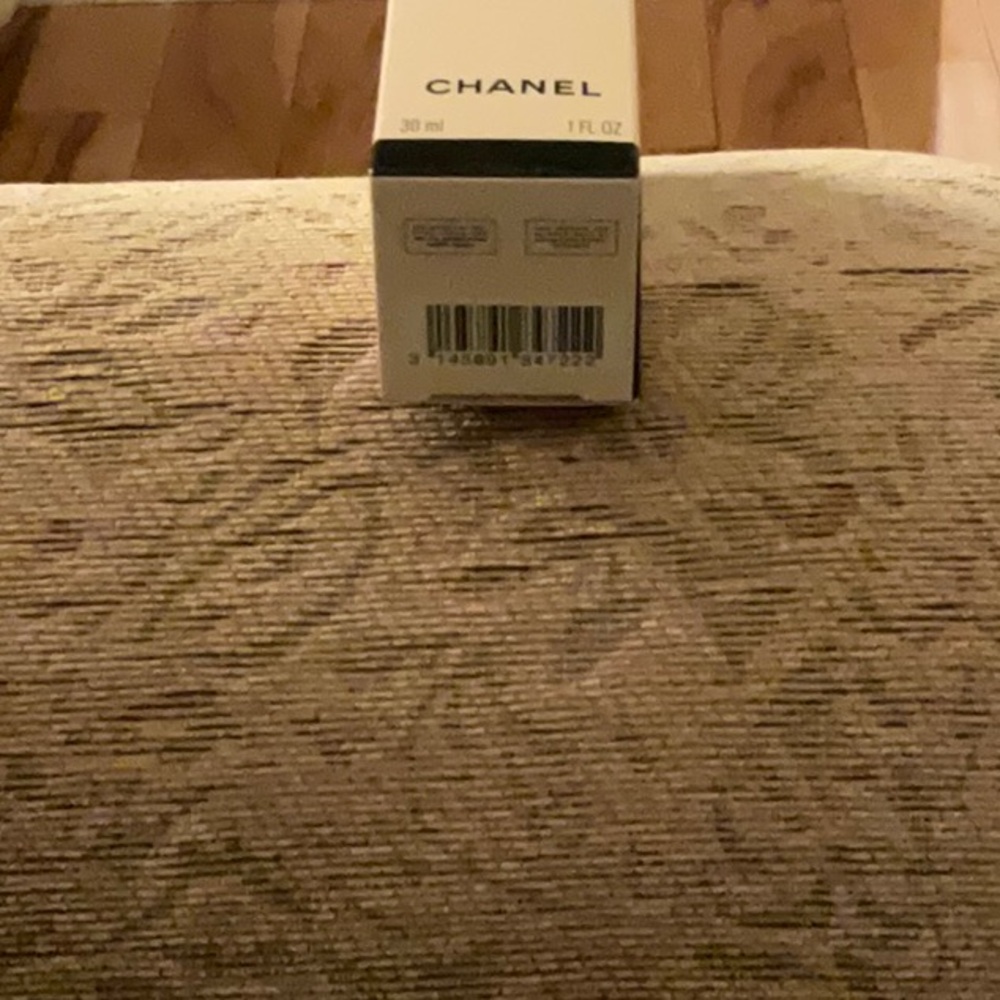 CHANEL Les Beiges Hydration Foundation - Cream - Picture 2 of 3